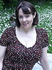 Horny british housewife doing her toy boy in the grass