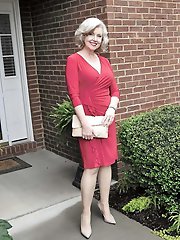 Older cougars are posing fully naked on cam