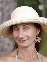 Mature mom is showing her sexy lines on camera