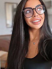 Awesome-looking babe is posing fully naked